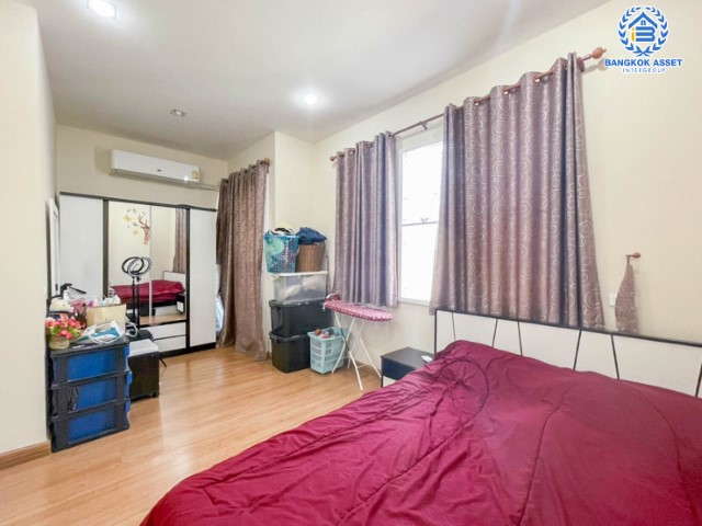 *****ทาวน์เฮ้าส์มือสองย่านกรุงเทพมหานคร ม.โกลเด้นทาวน์ วิภาวดี-แจ้งวัฒนะ เนื้อที่ 17.3 ตร.ว. ฟังก์ชัน 4 ห้องนอน 2 ห้องน้ำ 1 ที่จอดรถ แถมฟรี! 2 เครื่องปรับอากาศ บนทำเลเดินทางสะดวกสุด เพียง 15 นาทีก็ถึงรถไฟฟ้าสายสีแดง "สถานีการเคหะ" จองเลย!